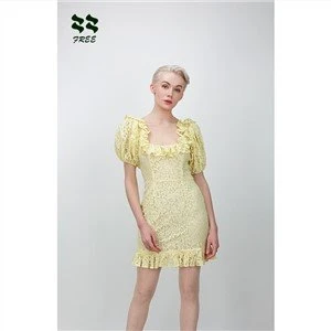 Blomstret blonder med kortermet volangkjole